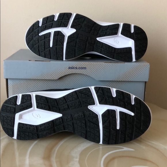 NIB women’s ASICS shoes  - Picture 6 of 8